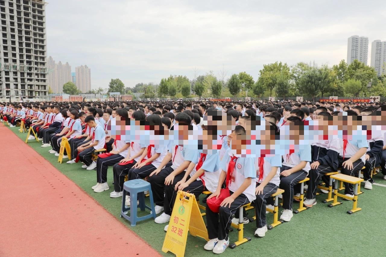 一个年级94个班“超